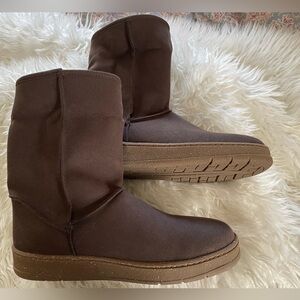 Vegetarian Shoes Women’s Snugge Boot Brown. Size 40 which=9.5 in US sizing